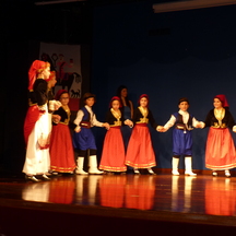 "Κόκκινη κλωστή δεμένη, στην ανέμη τυλιγμένη..." - Θέατρο 1ου Δημ. Σχ. Βάρης - 16 Μαΐου 2015