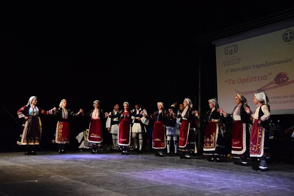 Ο Πολιτιστικός και Λαογραφικός Σύλλογος Κερατέας «Ηγέχορος» σε χορούς των Σαρακατσάνων.