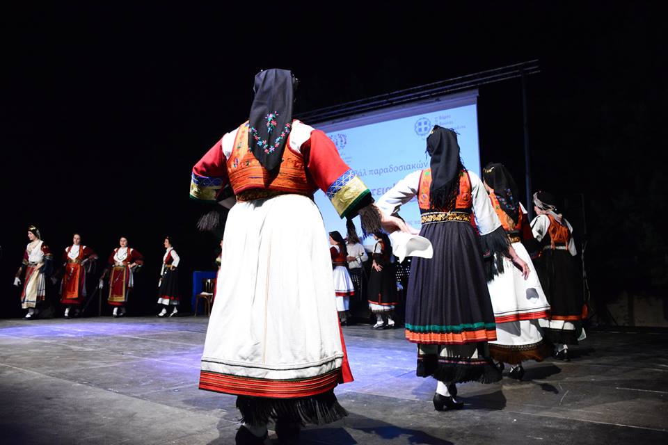 Ο Λαογραφικός- Μουσικοχοερευτικός Όμιλος «Χόρευμα» σε χορούς των Καραγκούνηδων. 