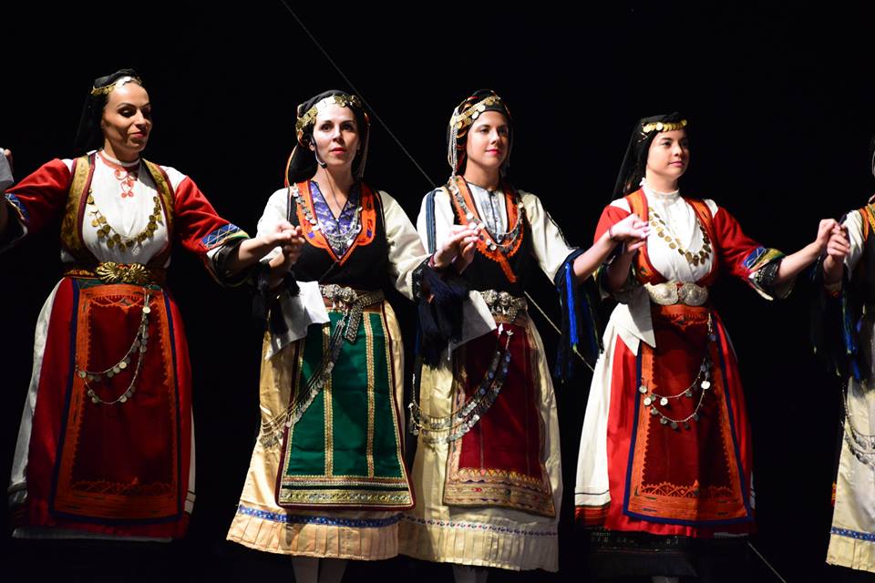 Ο Λαογραφικός- Μουσικοχοερευτικός Όμιλος «Χόρευμα» σε χορούς των Καραγκούνηδων.
